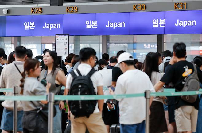 인천국제공항 제1여객터미널 출국장에서 일본행 여행객들이 출국수속을 기다리고 있다. /뉴스1