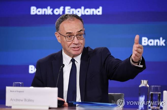 앤드루 베일리 FSB 의장 겸 영란은행 총재가 지난달 31일 G20 재무장관·중앙은행 총재들에게 보내는 서한을 통해 "AI가 새로운 성장동력이라는 기대가 기업가치와 투자 확대를 이끌고 있지만, 높은 밸류에이션과 레버리지, 소수 빅테크 기업에 대한 자금 쏠림이 진행되고 있어 AI 투자에 대한 기대가 꺾이는 순간 금융시장 전반의 조정을 증폭시킬 수 있다"고 경고했다.(출처=연합뉴스)