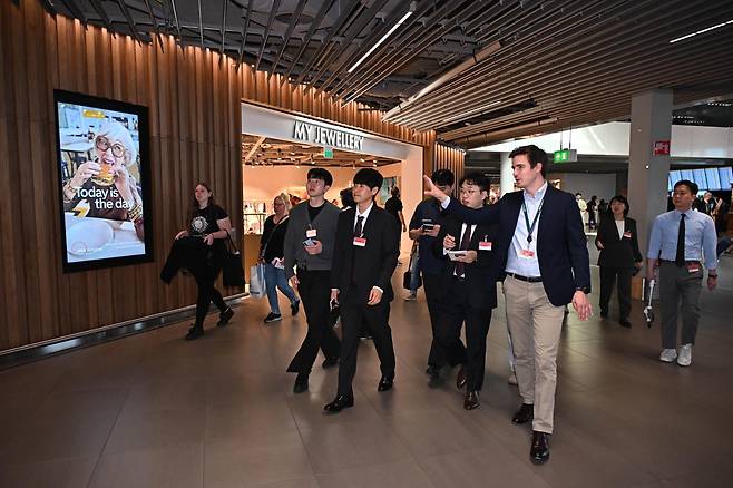1일 네덜란드 암스테르담 스히폴국제공항에서 팀 로아스 로열스히폴그룹 국제협력부장이 공항 시설을 소개하고 있다. 암스테르담=공항사진기자단