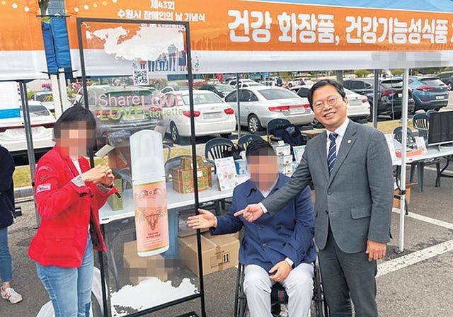 김승원(오른쪽) 법무부 장관 지명자와 지인 양모(왼쪽) 씨가 지난 2023년 4월 경기 수원시 장애인의날 기념행사에서 양 씨가 대표이사를 맡은 회사의 제품 홍보 사진을 함께 찍은 모습. 양 씨 회사 보도자료