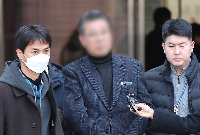 지난 2월19일 색동원 시설장 김모씨가 구속 전 피의자 심문(영장실질심사)을 마치고 서울 서초구 서울중앙지방법원을 나서고 있다. 연합뉴스