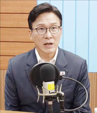 김민석 더불어민주당 대표가 1일 당 공식 유튜브 채널 ‘민주당TV’ 아침 프로그램 ‘민티07’ 첫 방송에 출연해 미래 전략을 설명하고 있다. 민주당TV 유튜브 캡처