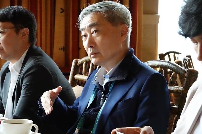 신현송 한국은행 총재가 28일(현지 시간) 미국 와이오밍주 잭슨홀에서 열린 경제정책 심포지엄(잭슨홀미팅) 현장에서 특파원들과 만나 간담회를 하고 있다. 사진 제공=한국은행
