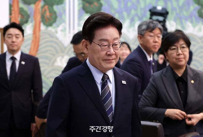 이재명 대통령이 1일 청와대에서 열린 2026년도 제38회 국무회의에 입장하고 있다. /청와대사진기자단