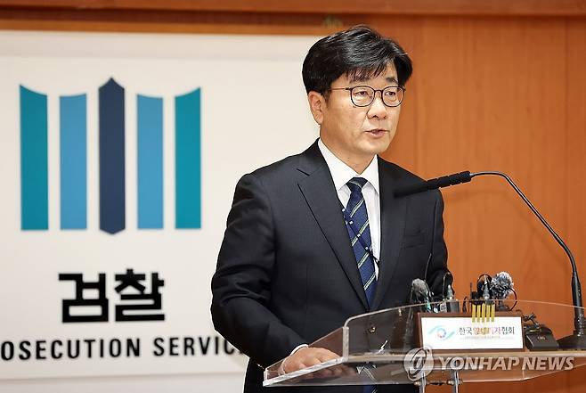 수사결과 발표하는 신태훈 광주지검 차장검사 (전남광주=연합뉴스) 조남수 기자 = 2일 전남광주통합특별시 동구 광주지방검찰청에서 신태훈 광주지검 차장검사가 장윤기 부실 수사 관련 전 국가수사본부장 등 직권남용 사건에 대한 수사 결과 브리핑하고 있다. 2026.9.2 iso64@yna.co.kr
