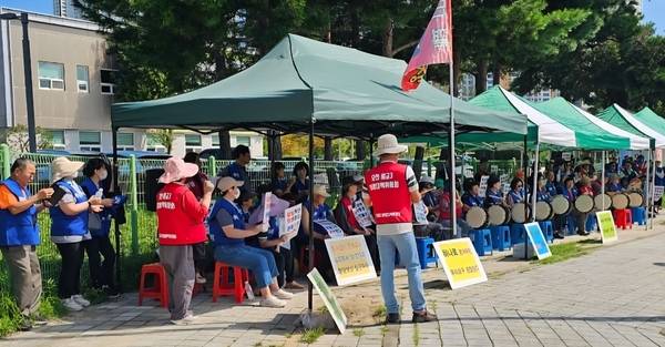 오산 세교3지구 비상대책위원회가 3일 한국토지주택공사(LH) 오산동탄사업본부 앞에서 총사업비 증액과 임대주택 비율 조정, 사업기간 단축 등을 촉구하는 제6차 집회를 열고 있다. 2026.9.3 /세교3 비대위 제공