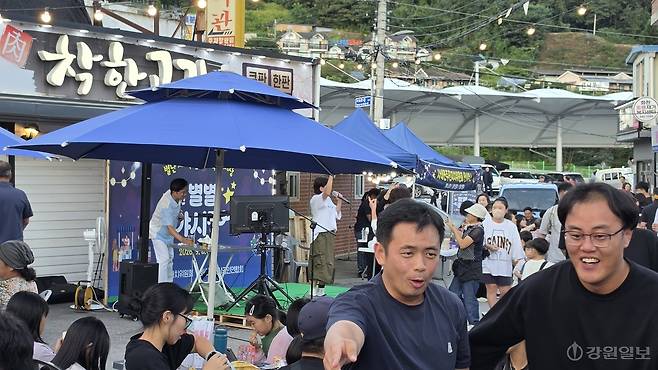 ◇3일 밤 화천군 사내면 사창리에서 처음으로 열린 '별별 야시장'에 지역 주민들 1,000여명이 북적이며 성황을 이뤘다. 야시장을 찾은 주민들의 표정이 밝다. 화천=이무헌기자