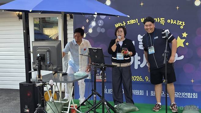 ◇3일 밤 화천군 사내면 사창리에서 처음으로 열린 '별별 야시장'에 지역 주민들 1,000여명이 북적이며 성황을 이뤘다. 전미선 화천군사내면주민자치위원장(사진 가운데)과 양윤성 화천군소상공인연합회장(사진 맨 오른쪽)이 지역 주민들에게 감사를 담은 인사말을 하고 있다. 화천=이무헌기자