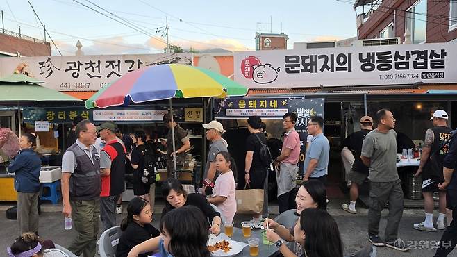 ◇3일 밤 화천군 사내면 사창리에서 처음으로 열린 '별별 야시장'에 지역 주민들 1,000여명이 북적이며 성황을 이뤘다. 사진은 이날 인기 메뉴였던 순대 떡볶이 등 분식을 사기 위해 길게 줄을 선 주민들의 모습. 화천=이무헌기자