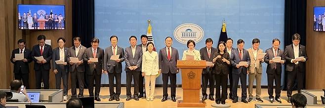 국민의힘 TK의원들이 3일 오후 국회 소통관에서 ‘서울대 10개 만들기’ 패키지 지원대학에서 경북대학교가 제외된 데 대해 반발하는 기자회견을 하고 있다. /박형남 기자