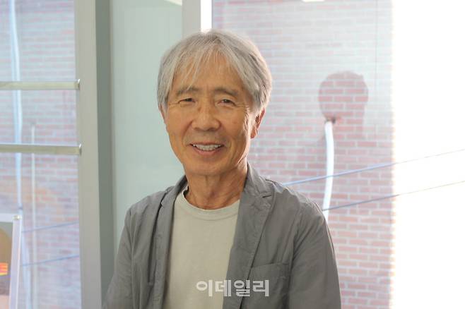 가수 최백호가 이데일리와 인터뷰를 마친 뒤 포즈를 취하고 있다.(사진=김현식 기자)