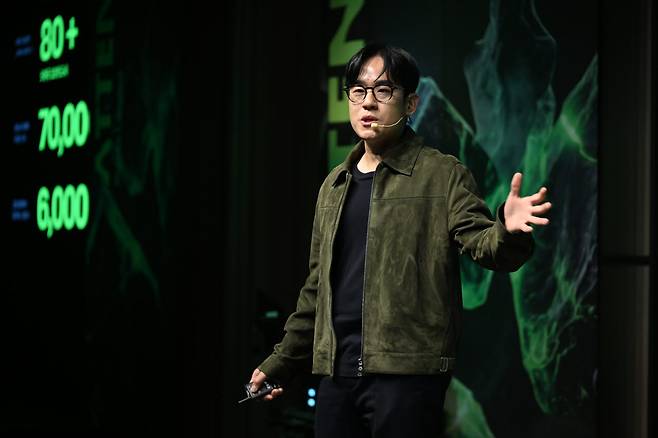 윤성호 마키나락스 대표가 3일 서울 강남구 웨스틴 서울 파르나스에서 열린 ‘어텐션2026’에서 기조연설을 하고 있다. (사진=마키나락스)