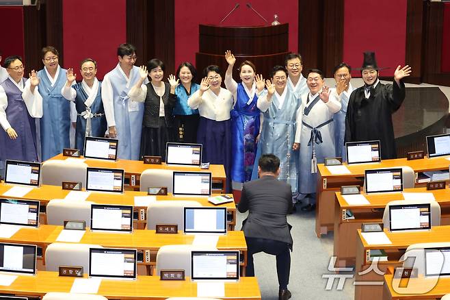 한복을 입은 여야 의원들이 1일 서울 여의도 국회에서 열린 제439회국회(정기회) 1차 본회의를 마친 후 기념 촬영을 하고 있다. 2026.9.1 ⓒ 뉴스1 신웅수 기자