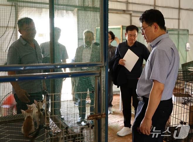 김정욱 농산업혁신정책실장이 3일 나주시 동물보호센터를 돌아보고 있다(농식품부 제공). ⓒ 뉴스1