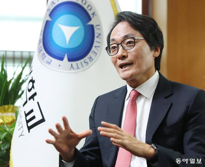 제해종 삼육대 총장은 지난달 20일 동아일보와 인터뷰를 갖고 “삼육대의 오랜 정체성인 보건복지와 생명 존중 철학을 인공지능(AI)에 접목해 디지털 헬스케어, 중독 예방 및 회복, 보건·복지 분야에 특화된 ‘사람 중심의 AI 융합 인재’를 양성하겠다”고 밝혔다. 1906년 미국인 선교사들이 평안남도 순안에 세운 ‘의명학교’에서 출발한 삼육대는 올해 개교 120주년을 맞았다. 신원건 기자 laputa@donga.com