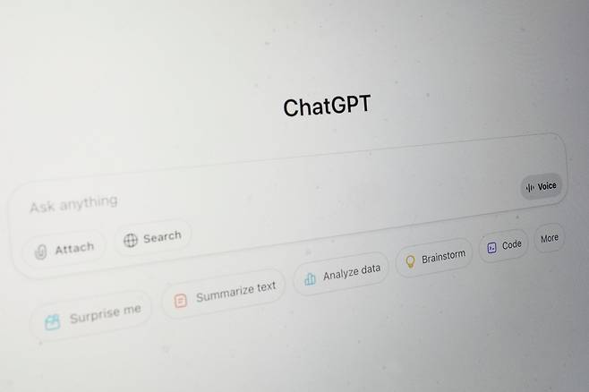 미국 매사추세츠주 보스턴에서 컴퓨터 스크린 앞에 띄워진 챗GPT(ChatGPT) 로고. 2026.05.26 보스턴=AP 뉴시스