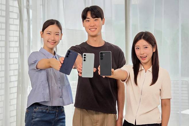 삼성전자가 프리미엄 기능을 갖추면서도, 가격은 100만 원 초반대인 갤럭시 S26 FE’를 국내에서 4일 출시한다. 삼성전자 제공.