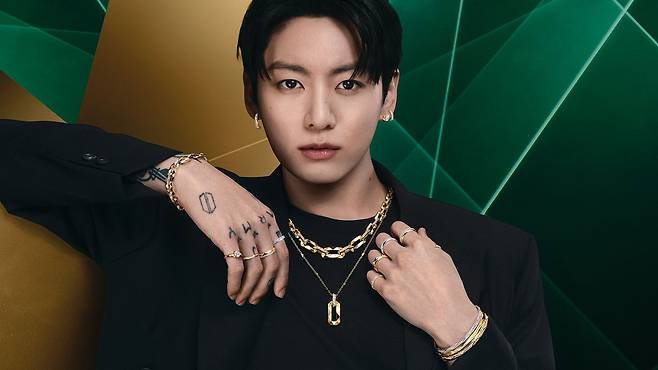 정국은 로렌스 그라프 시그니처 파베 다이아몬드 라지 체인 네크리스와 로렌스 그라프 시그니처 파베 다이아몬드 펜던트를 겹쳐 착용했다. 사진 그라프
