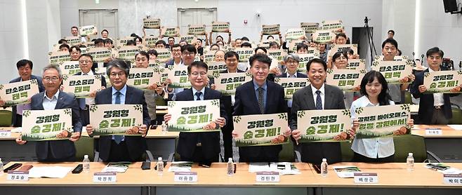 ▲ 강원형 바이오매스산업 길을 묻다 정책포럼이 2일 강원연구원에서 경민현 강원도민일보 사장, 여중협 도행정부지사, 배상근 강원연구원장, 박정희 한국산림단체연합회 공동회장과 산림단체 관계자 등이 참석한 가운데 열렸다. 참석자들이 토론에 앞서 퍼포먼스를 하고 있다. 서영 기자
