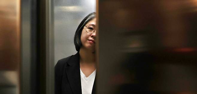 성평등가족부 장관에 내정된 용혜인 기본소득당 의원이 3일 서울 서대문구에 마련된 인사청문회 준비 사무실로 출근하고 있다. 연합뉴스