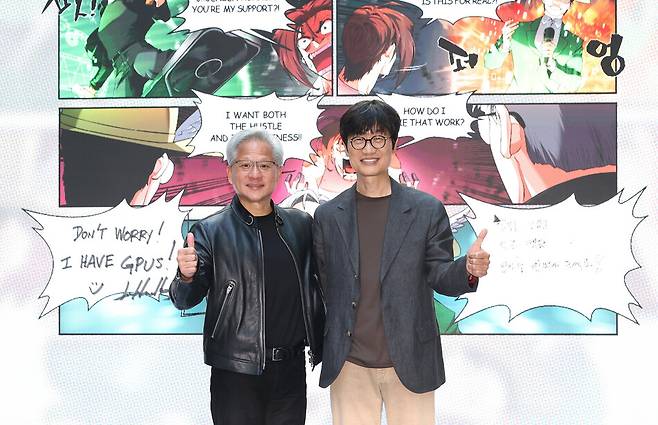 젠슨 황 엔비디아 최고경영자(CEO)가 6월8일 경기도 성남시 네이버 1784 사옥을 방문해 이해진 네이버 의장과 포즈를 취하고 있다. 연합뉴스