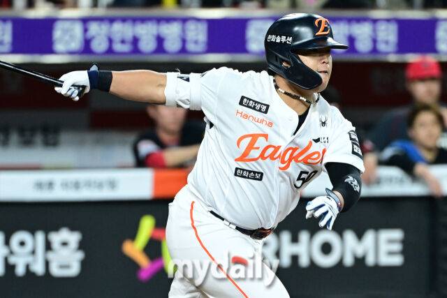 18일 대전 한화생명 볼파크 야구장에서 열린 '2026 신한 SOL KBO리그' KIA 타이거즈와 한화 이글스 경기. 한화 강백호가 7회말 2사 1루에 안타를 치고 있다./마이데일리