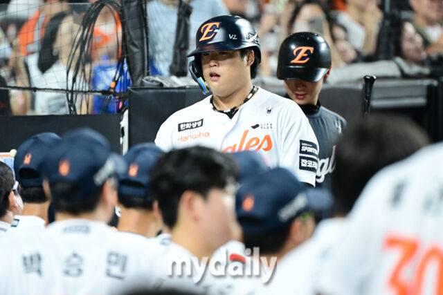 18일 대전 한화생명 볼파크 야구장에서 열린 '2026 신한 SOL KBO리그' KIA 타이거즈와 한화 이글스 경기. 한화 강백호가 6회말 첫 타자로 나와 솔로포를 친 후 동료들과 기뻐하고 있다./마이데일리