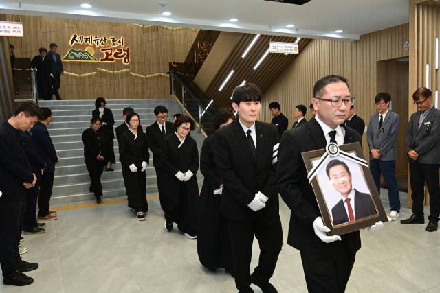 ▲故 이남철 고령군수의 군장 영결식이 3일 오전 8시 30분 군청 광장에서 거행되고 있다ⓒ고령군