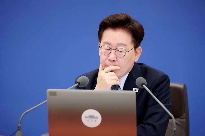 이재명 대통령이 1일 청와대에서 열린 국무회의에서 고심하고 있다. 뉴시스(청와대통신사진기자단)