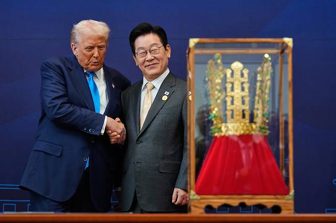 지난해 10월29일 경주 APEC 정상회의에 참석한 이재명 대통령(오른쪽)이 도널드 트럼프 대통령에게 ‘천마총 금관 모형’을 선물하며 설명하고 있다. ⒸAP Photo
