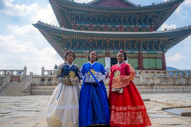 한복을 입은 외국인 관광객들이 경복궁 근정전을 배경으로 사진을 찍고 있다. 사진제공 |서울관광재단