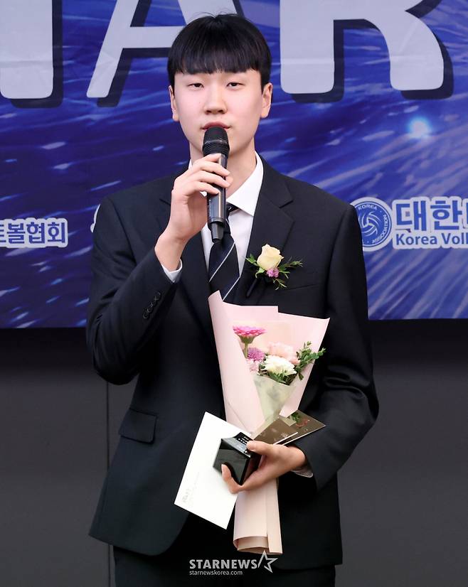 '2025 퓨처스 스타대상' 시상식이 지난해 11월 서울 중구 한국프레스센터 19층 기자회견장에서 열렸다. 방강호(제천산업고·한국전력)가 배구 부문 스타상을 수상한 후 소감을 밝히고 있다. 수상자는 야구 대상 김민준(대구고·SSG) ,스타상 오재원(유신고·한화), 미래스타상 하현승(부산고2) 엄준상(덕수고2) 축구 스타상 김현오(충남기계공고·대전하나시티즌) 박시후(신평고·충남아산), 미래스타상> 박도훈(현풍고2) 김태호(경북자연과학고1) 농구 대상 에디 다니엘(용산고·서울 SK), 스타상 이가현(수피아여고·인천 신한은행), 미래스타상 윤지원(경복고2) 배구 스타상 방강호(제천산업고·한국전력) 이지윤(중앙여고·한국도로공사), 미래스타상 박서윤(중앙여고1)이다. /사진=김진경 대기자