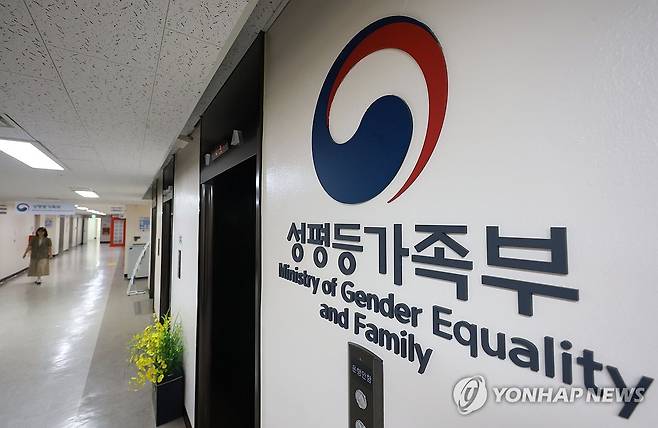 행안장관 "법무부·성평등부, 내년 상반기부터 세종 순차이전" (서울=연합뉴스) 한종찬 기자 = 정부가 2027년 상반기부터 법무부와 성평등부 등 수도권 소재 중앙행정기관의 세종 이전을 순차적으로 추진한다. 공소청·중수청과 경찰청 등 별도의 청사가 필요한 기관은 청사를 신축한 뒤 이전하기로 했다. 윤호중 행정안전부 장관은 3일 정부의 '2차 중앙행정기관 이전 추진 방향'을 이같이 발표하고 "세종 중심의 국정 운영 체계를 강화하고 부처 간 협업과 소통의 효율성을 높이기 위해 2차 중앙행정기관 이전을 추진하겠다"고 밝혔다. 사진은 3일 정부서울청사 성평등가족부. 2026.9.3 saba@yna.co.kr