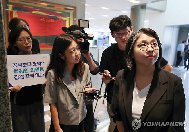 '묵묵부답' (서울=연합뉴스) 한종찬 기자 = 용혜인 성평등가족부 장관 후보자가 3일 서울 서대문구에 마련된 인사청문회 준비 사무실로 출근하며 취재진의 질문을 듣고 있다. 2026.9.3 saba@yna.co.kr