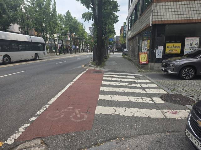 전주시 팔달로 보도 위 골목을 가로지리는 횡단보도들은 갈라지고 희미해진 채 시민과 관광객들을 맞이하고 있다. / 문준혁 인턴기자