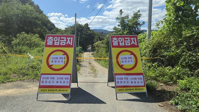 ◇2차 사고 우려로 긴급 대피한 주택가로 이어지는 마을 진입로가 통제돼 있다. 사진=고은기자