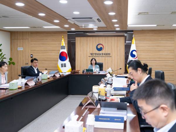 송경희 개인정보보호위원회 위원장이 8월 26일 수요일 정부서울청사에서 개최된 제17회 전체회의를 진행하고 있다.(사진제공=개인정보보호위원회)