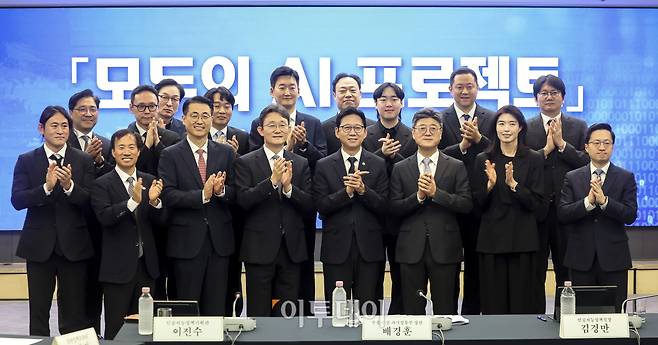 배경훈 부총리 겸 과학기술정보통신부 장관 등 참석자들이 4일 오전 서울 중구 한국프레스센터에서 열린 '모두의 AI 프로젝트 착수 간담회'에 앞서 기념촬영을 하고 있다. 질문에 답하는 것을 넘어 정보 탐색부터 신청·예약·결제까지 이용자를 대신해 처리하는 실행형 AI 서비스 '모두의 AI' 프로젝트에는 SK텔레콤·카카오·KT 3개 컨소시엄이 참여한다. 고성준 기자 joonko1@