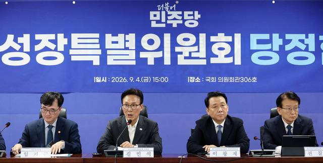 더불어민주당 김민석 대표가 4일 국회 의원회관에서 열린 메가성장특별위원회 당정 협의에서 발언하고 있다. 연합뉴스