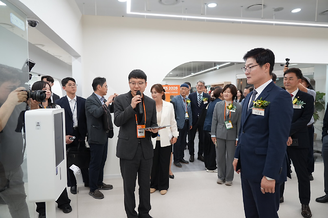 ▲GMES 2026이 3일 원주 의료기기종합지원센터에서 열려 구자열 원주시장과 문정환 원주시의장이 전시장을 둘러보고 있다. 사진=원주의료기기산업진흥원