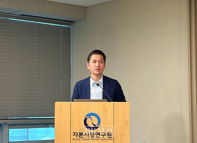4일 서울 여의도 금융투자협회에서 남재우 자본시장연구원 선임연구위원이 '초고령사회 다층노후소득을 위한 퇴직연금제도 개편'을 주제로 발표를 하고 있다.(박지수 기자 jsp@)