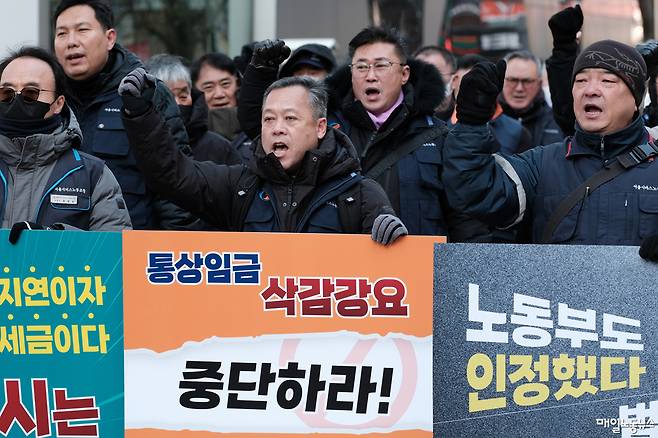 ▲ 지난해 12월 서울시버스노조가 서울시청 앞에서 체불임금 청산을 요구하는 피켓시위을 하고 있다.