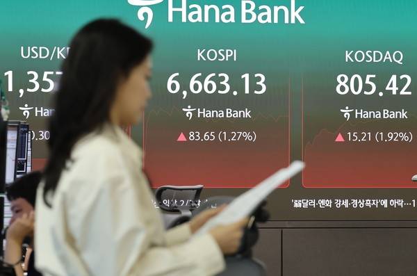 4일 서울 중구 하나은행 본점 딜링룸에서 직원들이 업무를 보고 있다. 사진=연합뉴스