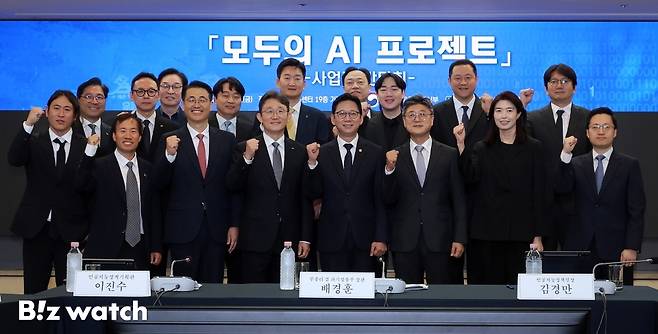 배경훈 부총리 겸 과학기술정보통신부 장관을 비롯한 참석자들이 4일 서울 중구 한국프레스센터에서 열린 '모두의 AI 프로젝트 사업자 간담회'에 참석해 기념 촬영하고 있다. 앞줄 왼쪽부터 백준호 퓨리오사AI 대표, 김성훈 업스테이지 대표, 이경일 솔트룩스 대표, 박윤영 KT 대표, 배경훈 부총리, 정재헌 SK텔레콤 대표, 정신아 카카오 대표, 김지훈 SK텔레콤 본부장./사진=이명근 기자 qwe123@
