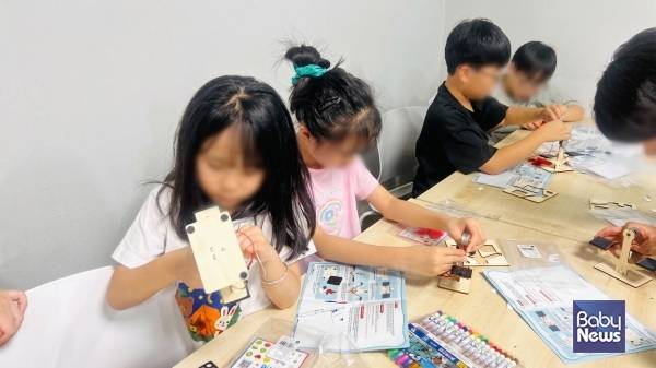 ㈜엘라인이 경북 경산시 진량지역아동센터에서 지역 아동을 대상으로 태양광 발전 원리를 배우고 직접 태양광 선풍기를 만들어보는 과학문화 체험 프로그램을 진행했다. ⓒ㈜엘라인