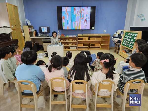 마포구 그린리더 강사가 어린이집과 유치원 유아들을 대상으로 환경지킴이 실천교육을 진행하고 있다. ⓒ마포구