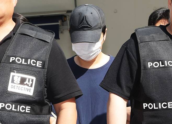 여러 차례 가정폭력을 신고하고 다른 거처로 피신해 있던 아내를 찾아가 살해한 현직 공무원 A씨가 3일 구속 전 피의자 심문(영장실질심사)에 출석하기 위해 경기도 성남시 분당경찰서 유치장에서 나오고 있다. 2026.9.3(사진=연합뉴스)