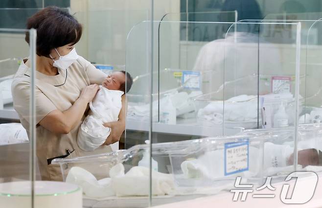 서울 양천구 신월동에 위치한 서울형 안심 산후조리원에서 간호사들이 신생아를 돌보고 있다. (공동취재) 2026.8.3 ⓒ 뉴스1 김도우 기자