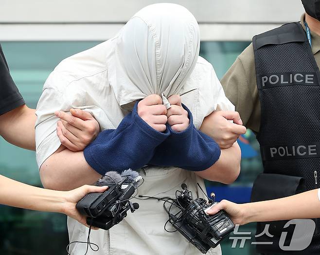 20대 중국인 여성 유학생을 살해한 혐의(살인 등)를 받는 A 씨가 지난달 27일 구속 전 피의자 심문(영장실질심사)을 마친 뒤 대구지방법원을 나서고 있다. ⓒ 뉴스1 공정식 기자