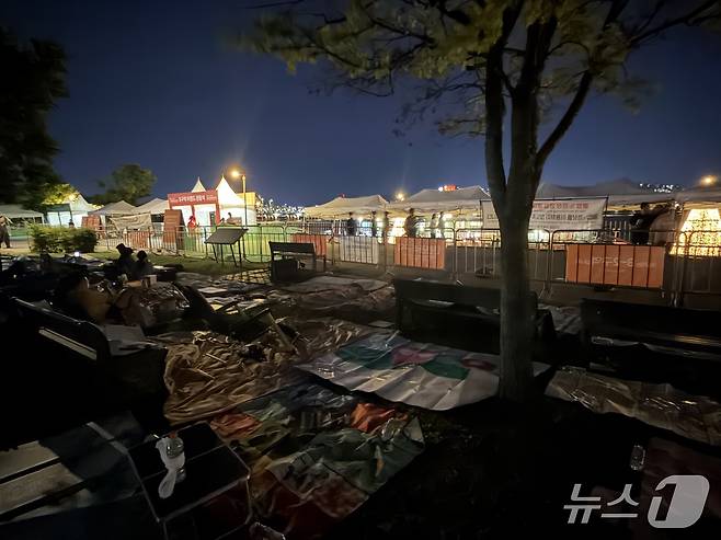 5일 오후 8시 30분 '서울세계불꽃축제 2026' 전야제가 진행된 서울 영등포구 여의도 한강공원. 전야제를 알리는 소규모 불꽃놀이가 진행된 뒤에도 정리되지 않은 돗자리들이 깔렸다./뉴스1 ⓒ News1 한수민 수습기자